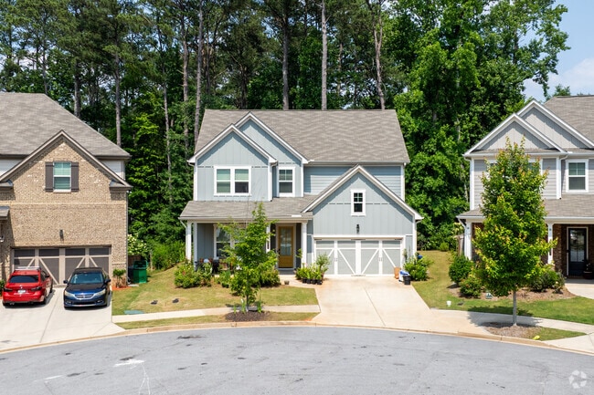 Cul-de-sacs like this one in Lindmoor Woods–Valley Brook Estates create quiet, family-friendly pockets throughout the neighborhood.