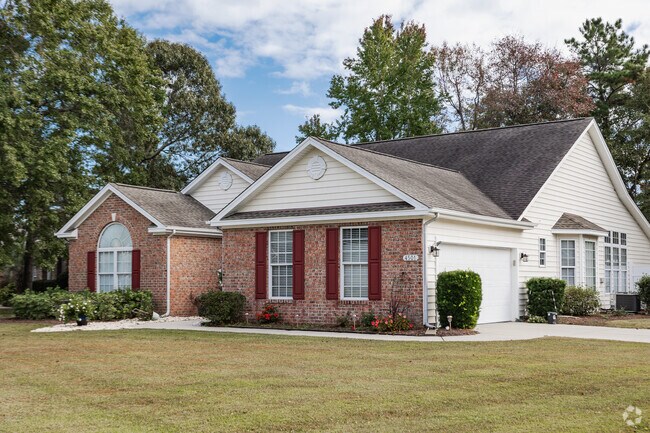 Find elegant single-level homes with traditional styles at Wachesaw Plantation East.