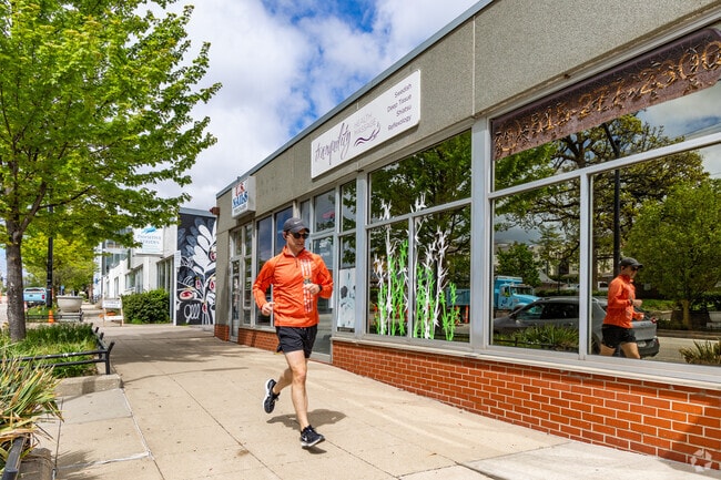 The wide sidewalks and bike lanes along Ingersoll in Woodland Heights are perfect for a jog.
