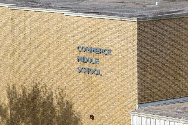 Commerce Middle School has a student-teacher ratio of 11:1.