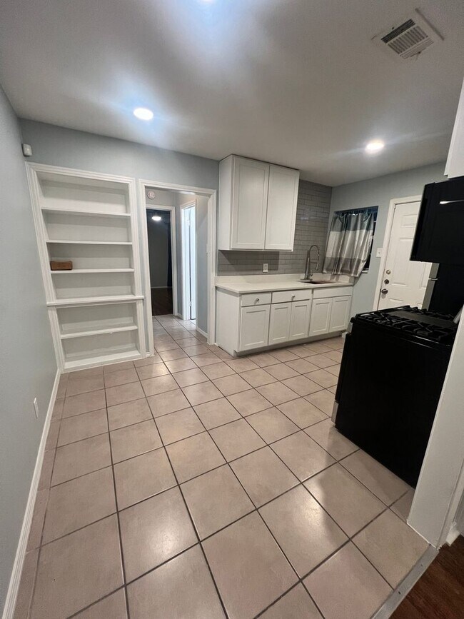 520 N Montreal Ave, Dallas, TX 75208 - photo 4