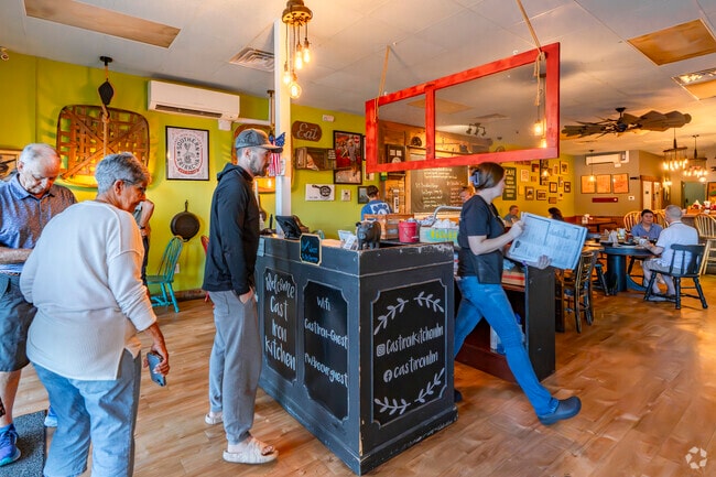 From farm-to-table breakfasts to mouthwatering lunch plates, Cast Iron Kitchen enriches the culinary scene near Figure 8 Island.