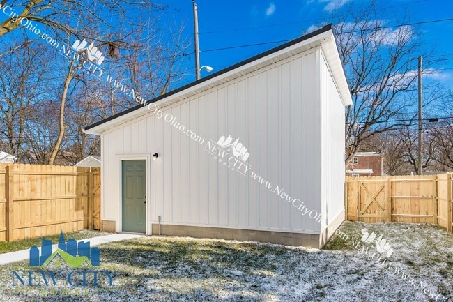 172 Whitethorne Ave, Columbus, OH 43223 - photo 3