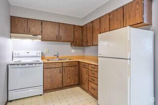 285 Robins Rd, Hiawatha, IA 52233