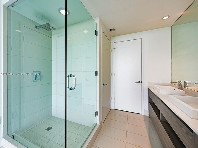 Icon Bay unit 3608, Miami, FL 33137 - photo 6