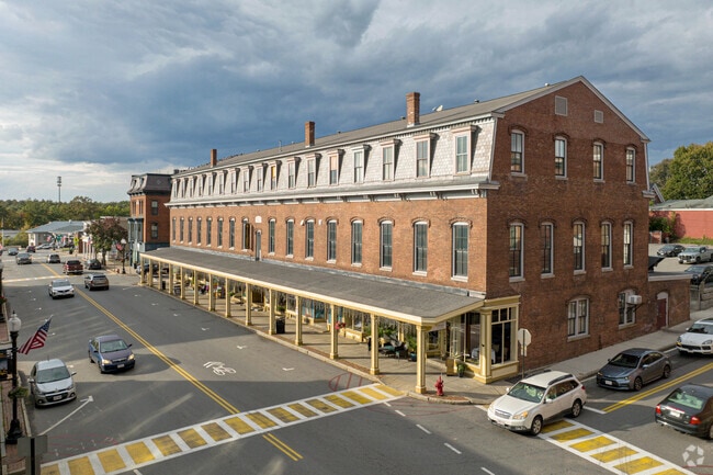 This building provides a home to many businesses like Lucias Tavola.