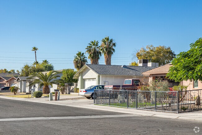 Country Estates, AZ has sidewalk-lined streets with palm trees and local flora.