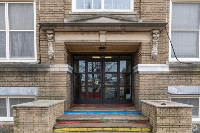 Washington Elementary School in Lynn has an overall grade of C- on Niche.