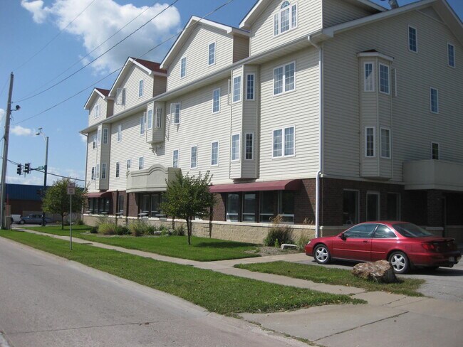 943 S Gilbert St unit 24, Iowa City, IA 52240 - photo 2