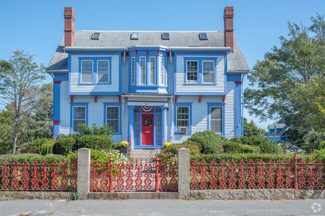 Large victorian homes set Clasky Park architecture apart from other areas of New Bedford.