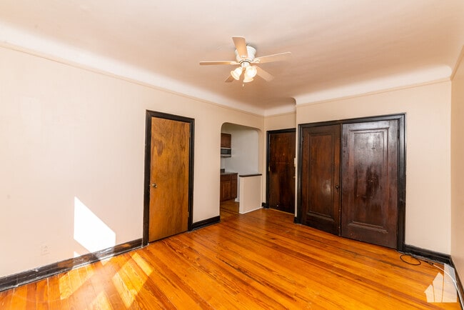 948 W Cuyler Ave unit 207, Chicago, IL 60613 - photo 3