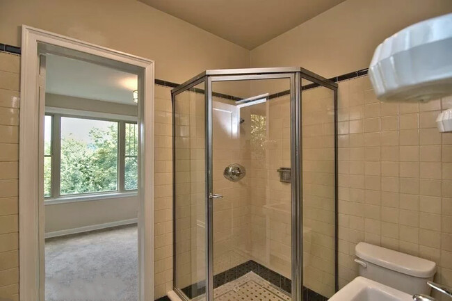 Bathroom 2/ shower