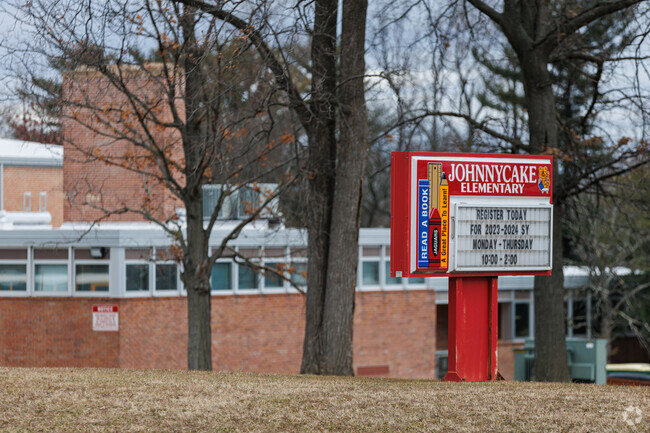 Johnnycake Elementary is rated C+ by Niche and has 527 students in PK-5th, with a 14:1 ratio.