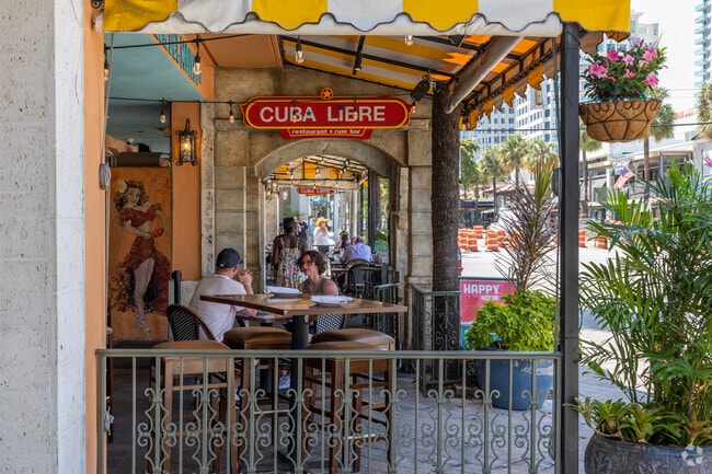 Many restaurants to choose from when visiting downtown Fort Lauderdale from Sunrise Key.