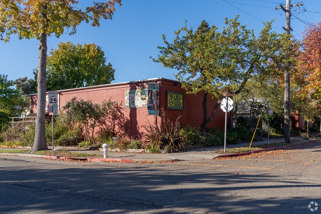 Walden Center & School provides education in the neighborhood of 
Downtown Berkeley.