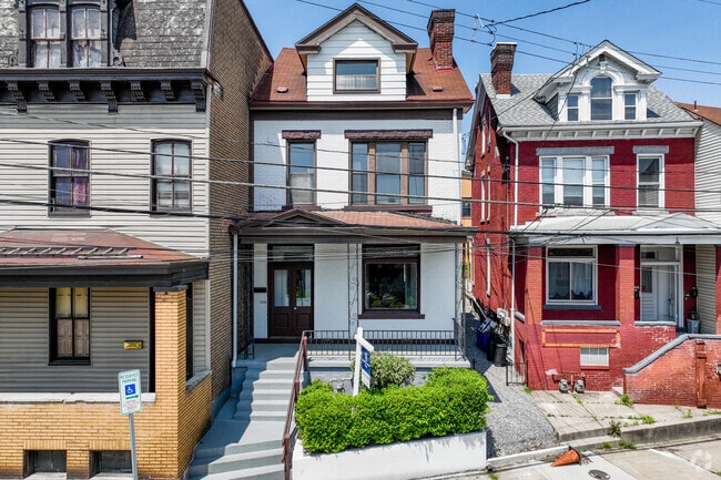 One of the most common architectural styles in Troy Hill is the foursquare.