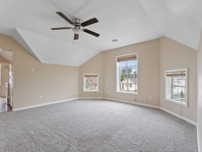 720 Pine St unit Upper, Manitowoc, WI 54220 - photo 2