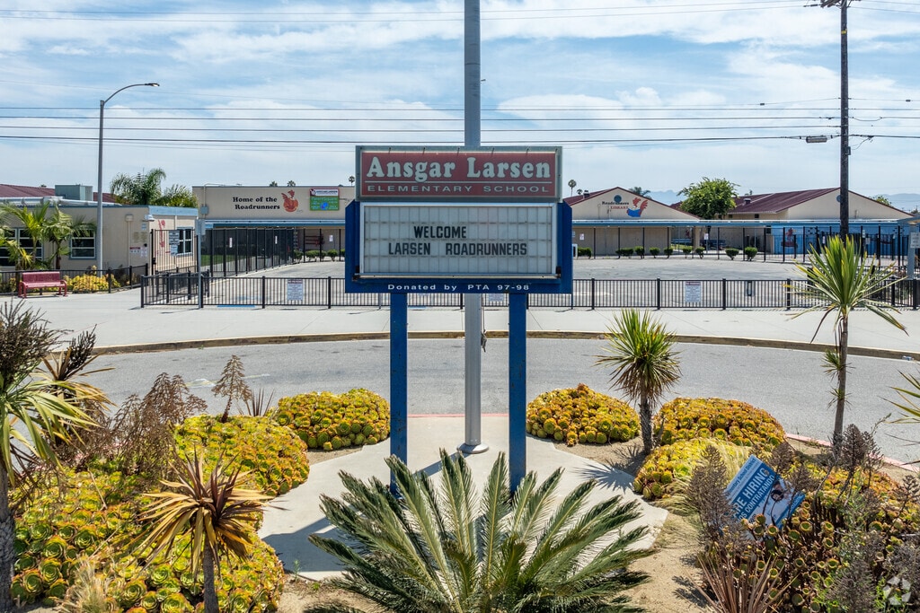 Ansgar Larsen Elementary has an enrollment of 657 students.