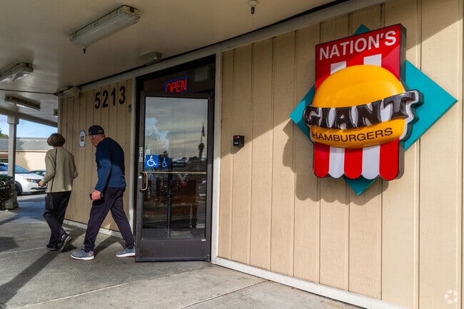 Nation's Giant Hamburgers and Great Pies serves delicious burgers in Glenmoor.