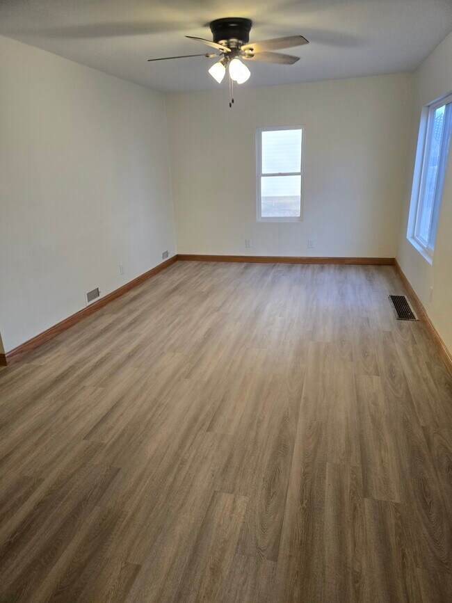 804 Hanna Blvd, Waterloo, IA 50701 - photo 5