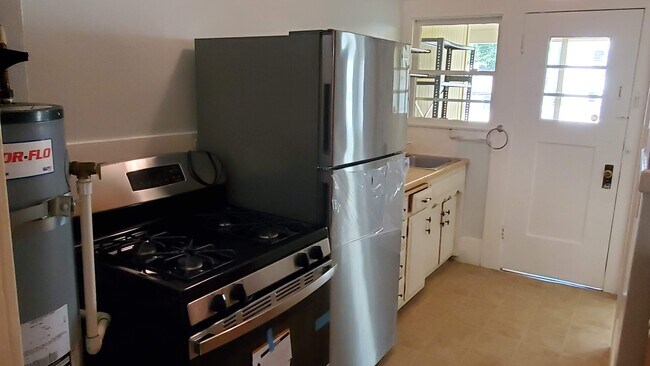 2227 J St unit Upper C, Sacramento, CA 95816 - photo 6