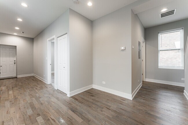 926 W 32nd Place unit 2F, Chicago, IL 60608 - photo 5