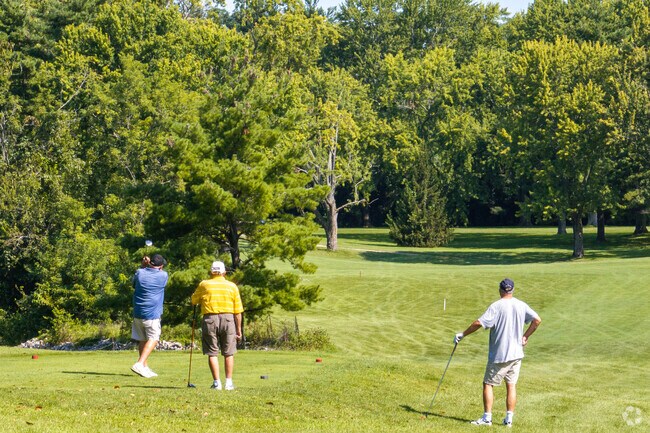 Lincoln Greens is the premier golf course available to Springfield Lake Shore residents.