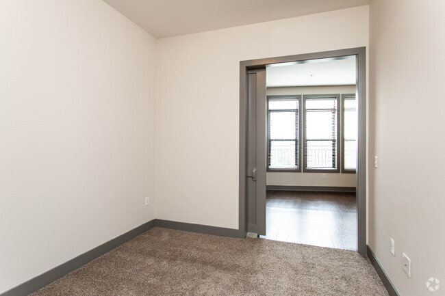 1BR, 1BA - 709 SF