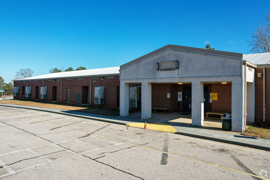Manchester High School has a student-teacher ratio of 13 to 1.