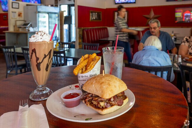 Grab a tasty lunch and a milkshake at Robbie’s in Lake Montezuma.