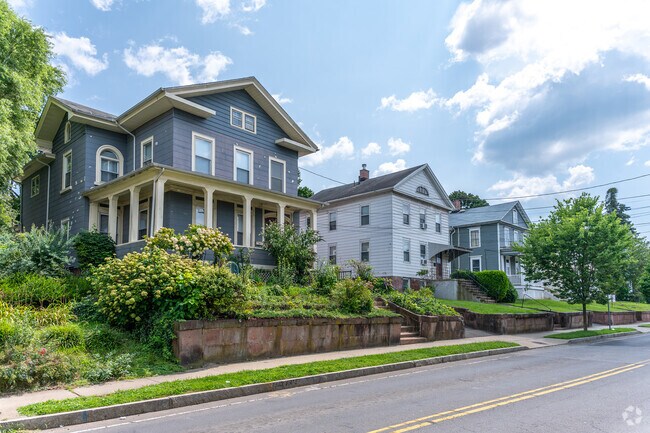 Large historical homes stand near the Quinnipiac River in Fair Haven Heights.