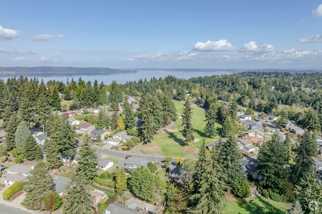 Twin Lakes neighborhood intertwines with the TLGC allowing golfers to drive around the NH.