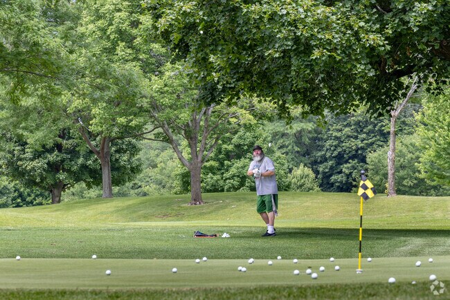 Browns Lake Golf Course has gorgeous fairways that expand for 6,449 yards.