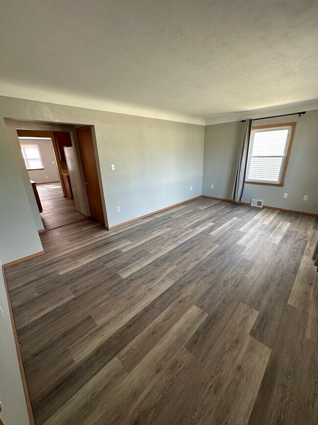 1422 9th St NW, Cedar Rapids, IA 52405 - photo 2