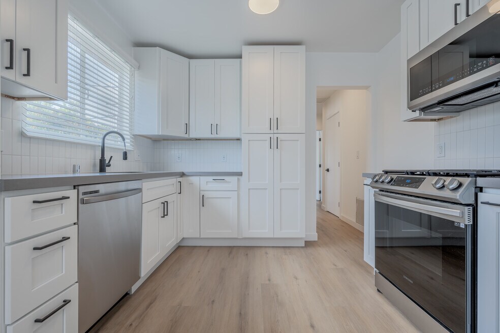 3201 S Barrington Ave unit F, Los Angeles, CA 90066 - photo 1