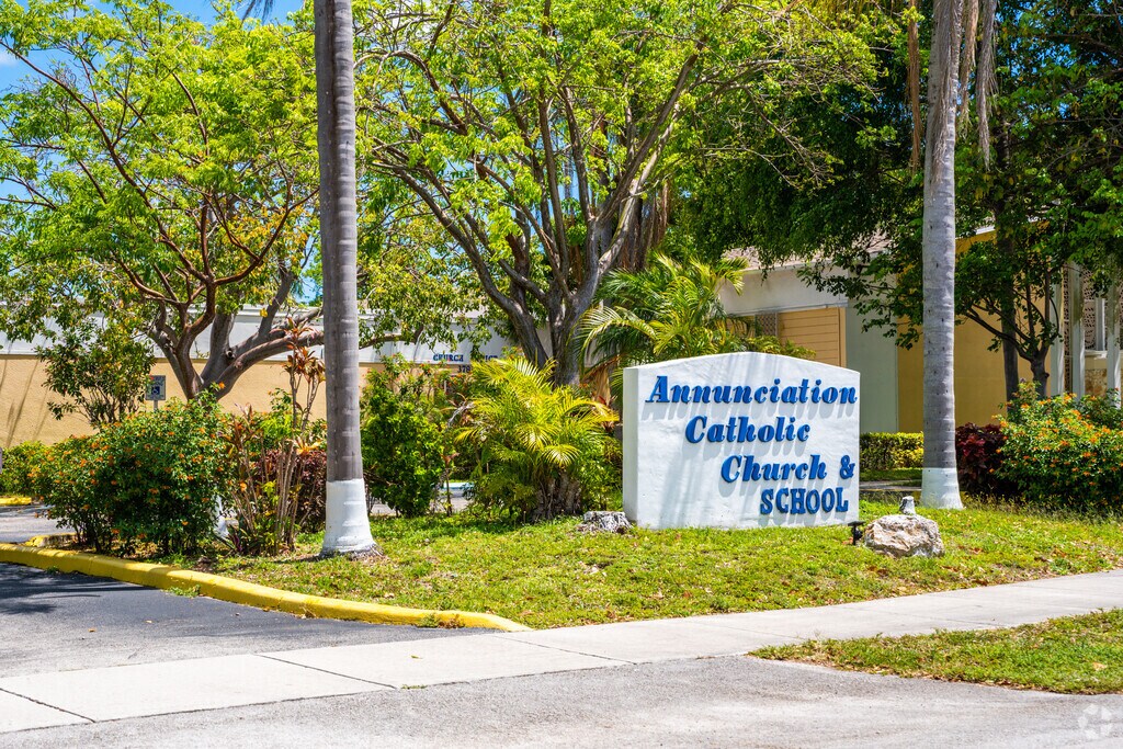 Annunciation Catholic School and Church catering lake Forest residents.