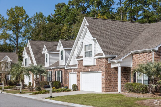 Wachesaw Plantation East has charming townhomes with garages in Murrells Inlet.