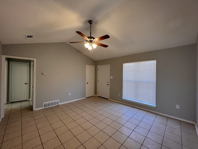 6270 Jamestown Dr, Horn Lake, MS 38637 - photo 5