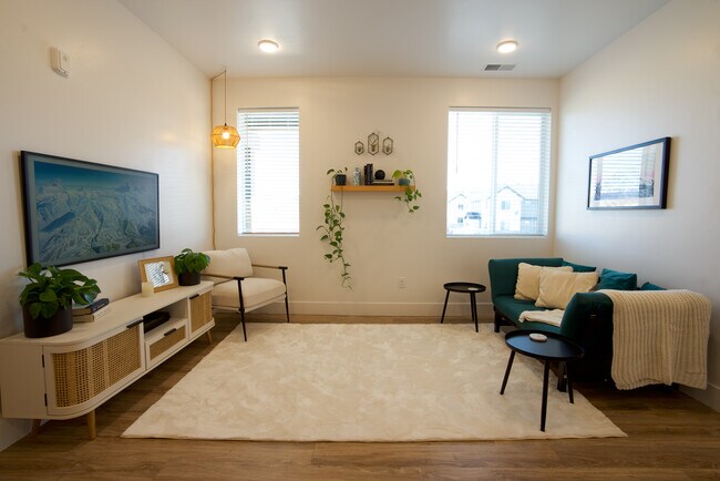 525 N 1st St unit Furnished 2 Bed 2 Ba, Driggs, ID 83422 - photo 3