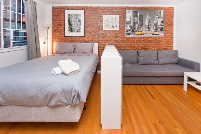 333 E 95th St unit ID1032055P, New York, NY 10128 - photo 2