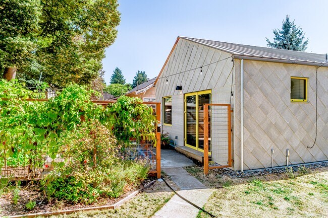 8020 N Hurst Ave unit B, Portland, OR 97203 - photo 2