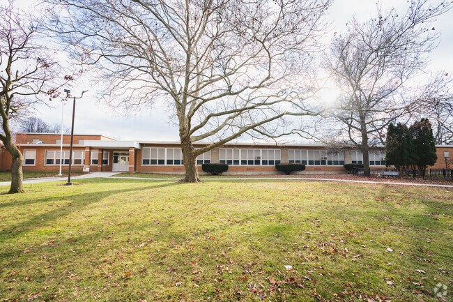 Monac Elementary front facade is ready for your visit