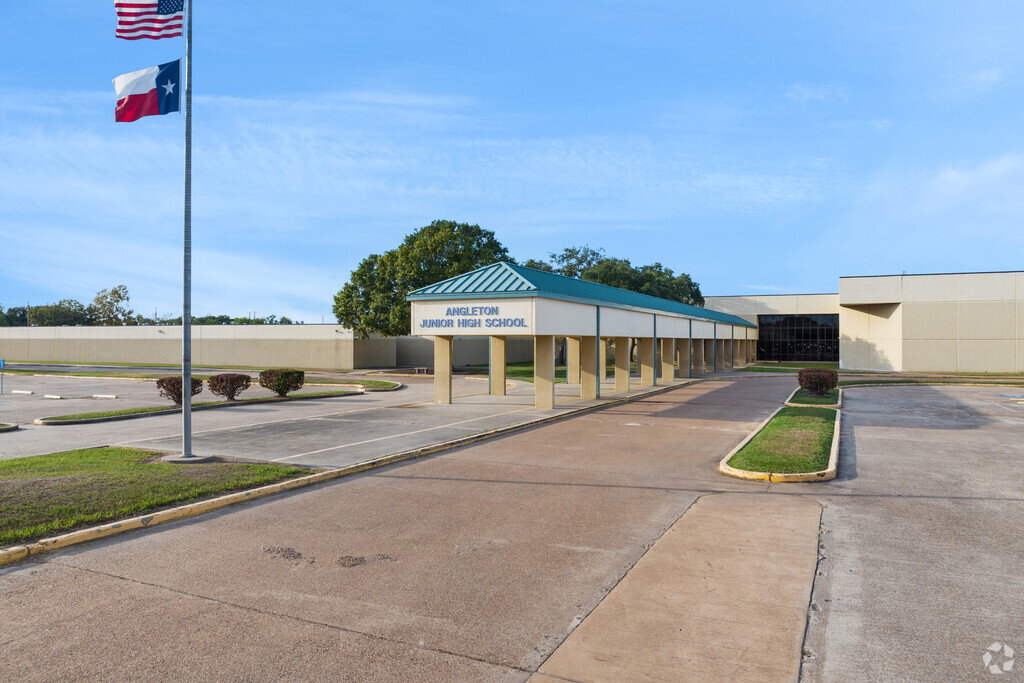 Angleton Junior High School, Angleton TX Rankings & Reviews - Homes.com