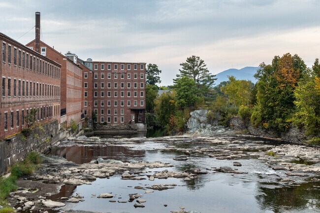 Find beautiful views along the Sugar River as it throws past the West Side.