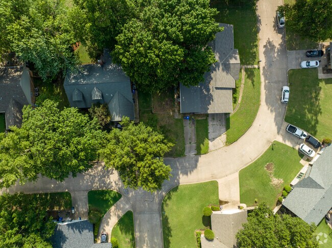 There large lots available for residents of Silvertree.