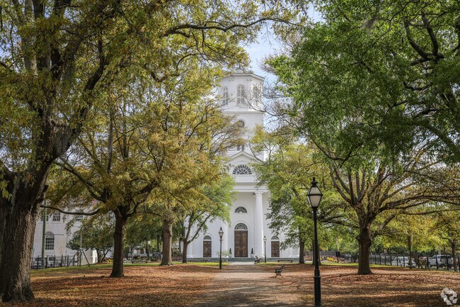 Wragg Mall Park is a lovely tree shaded park in Mazyck-Wraggborough.