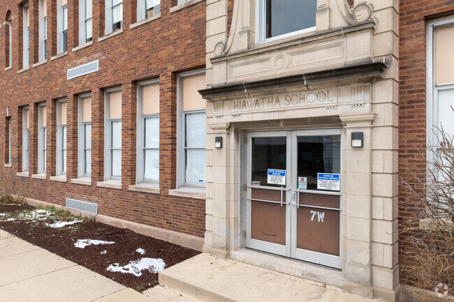 Hiawatha Elementary School has a student-teacher ratio of 12 to 1.
