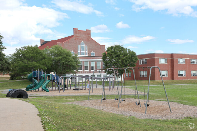 Cape Cape Elizabeth Middle School offers education to students in the Cape Elizabeth Area.