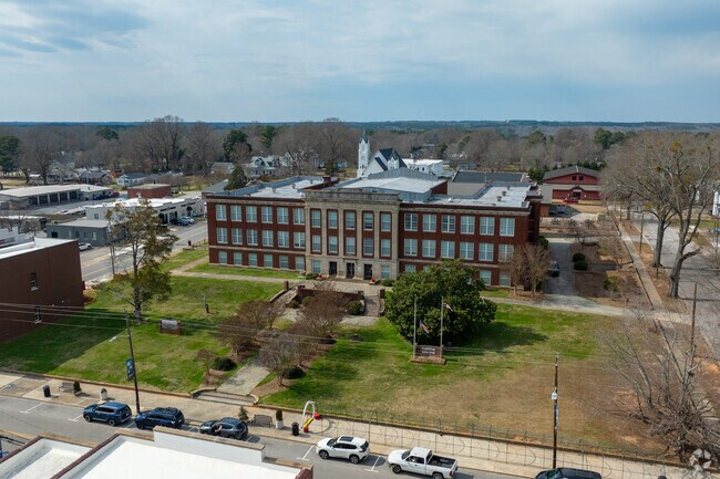 Niche.Com gives Franklinton Middle School a C+ score.