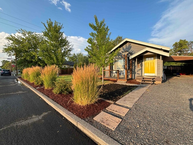 126 SW 4th St, Redmond, OR 97756 - photo 2